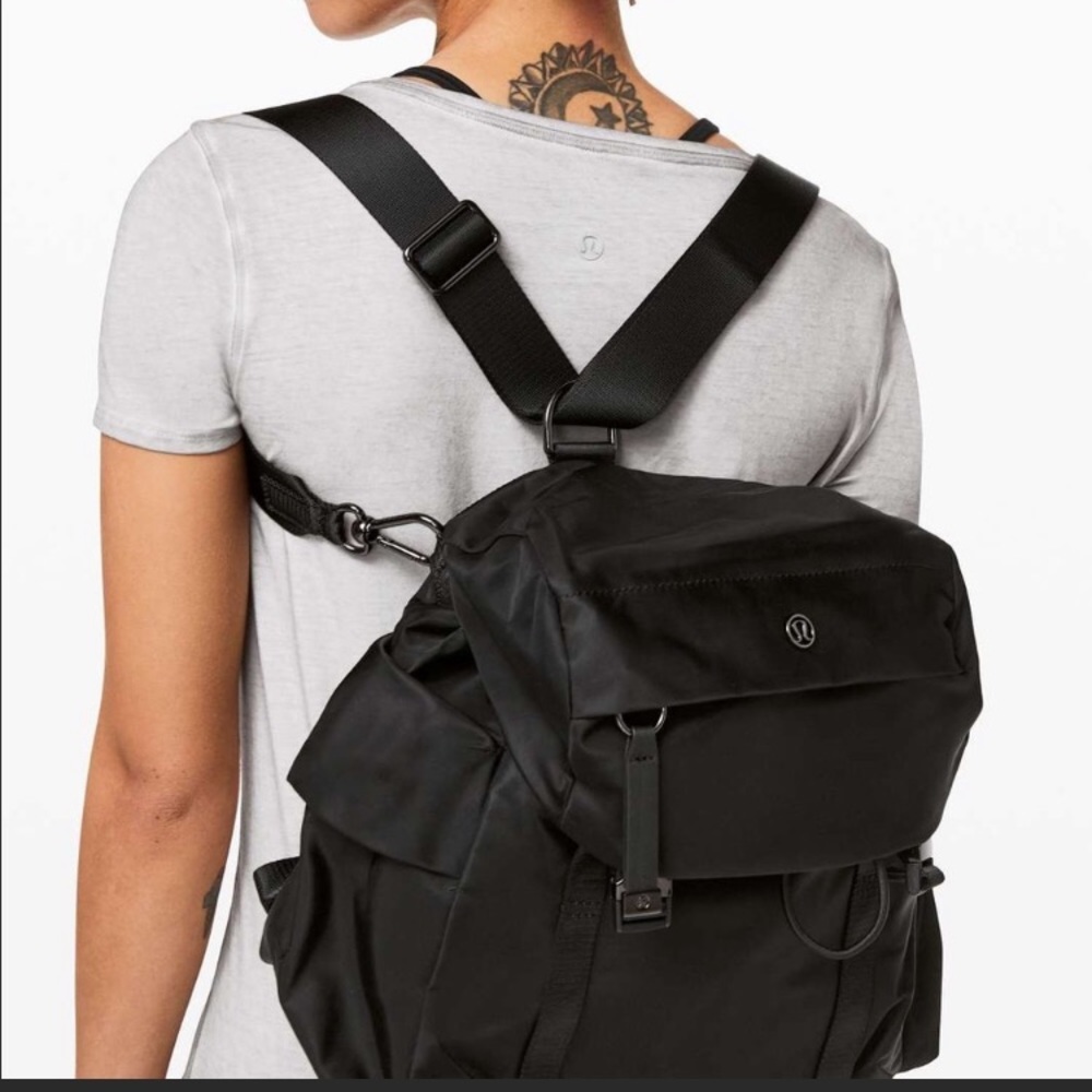 Lululemon back to me bag black